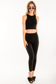 Legging de fit ajustado, cintura alta con pretina elástica y botones frontales decorativos.
