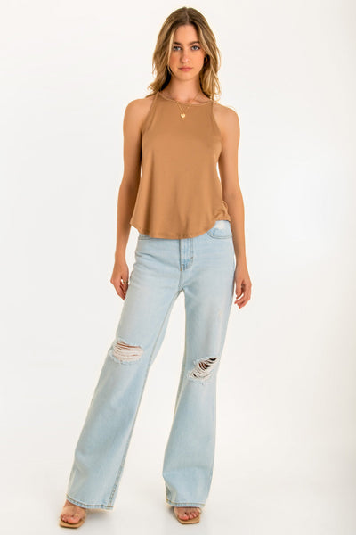 Top de cuello halter sin mangas, tirantes finos, bajo curveado y silueta ligeramente oversize.