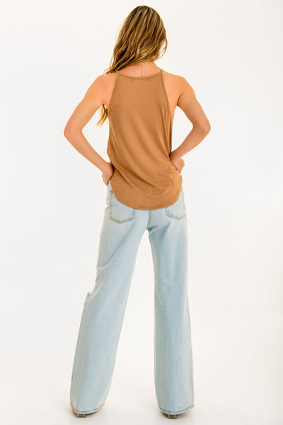Top de cuello halter sin mangas, tirantes finos, bajo curveado y silueta ligeramente oversize.
