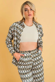 Camisa estampada de fit ligeramente oversized, cuello camisero, manga larga con puño abotonado, bajo curveado y cierre frontal con hilera de botones.
