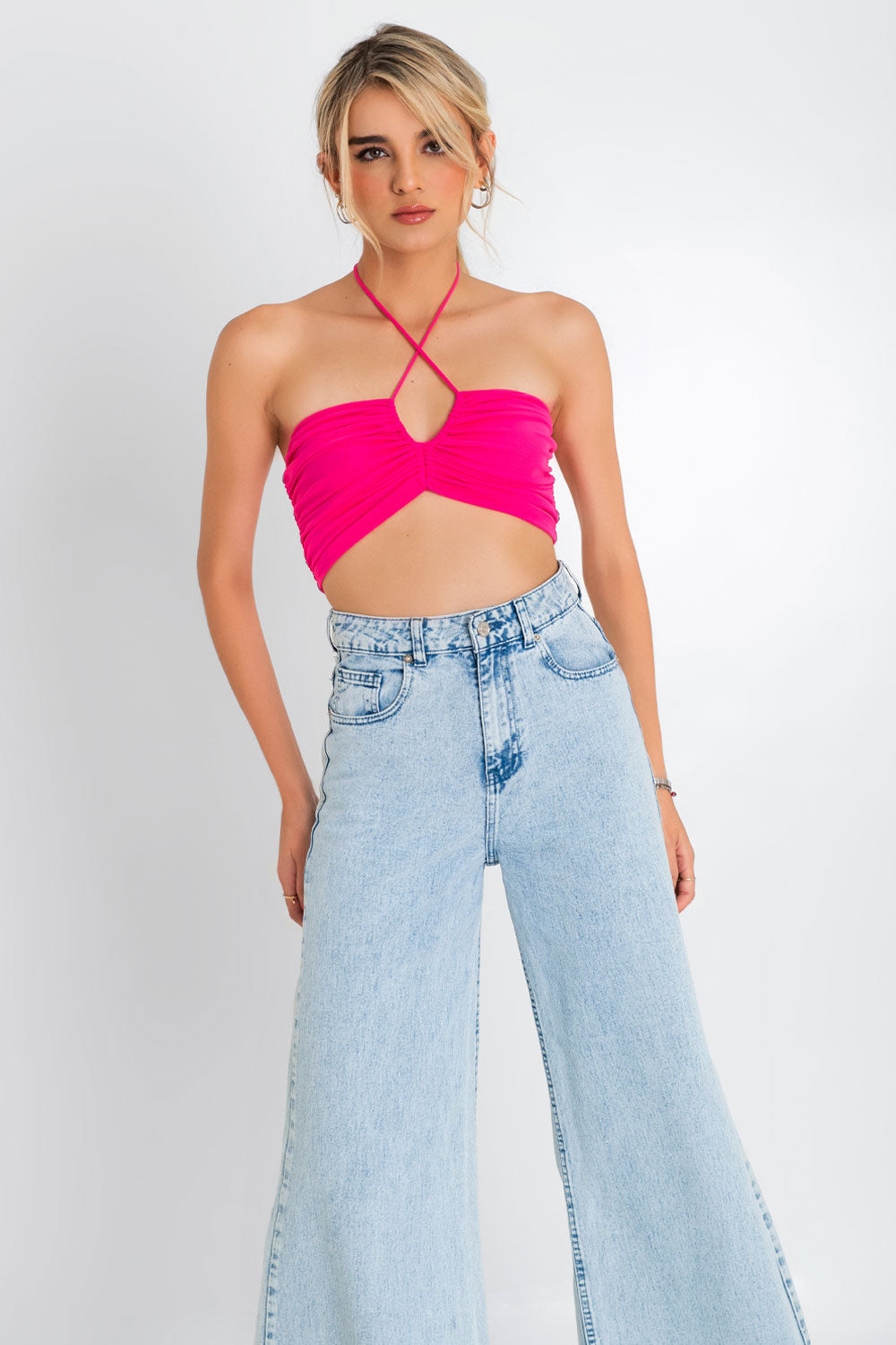 Crop top de fit ajustado, plisado frontal y cuello halter cruzado con lazo amarrable posterior.